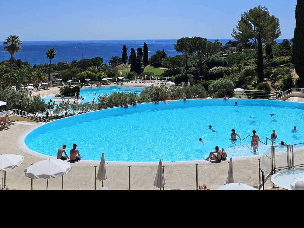 La piscine à débordement du domaine, avec la mer à l'horizon