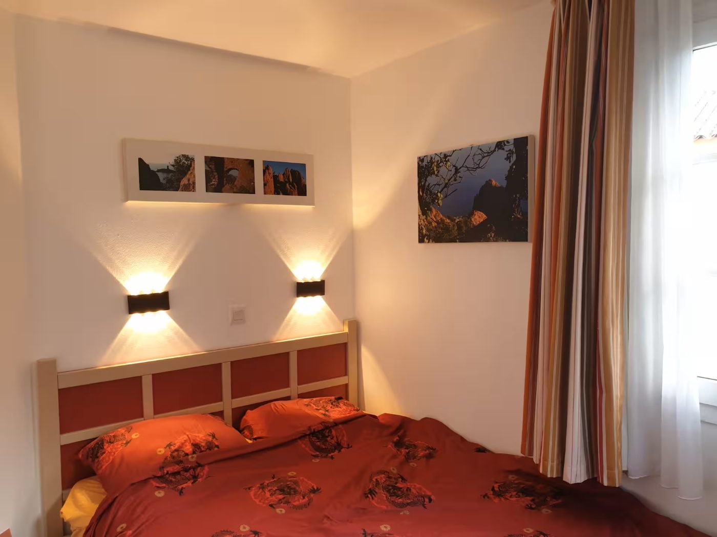La chambre climatisée du T2 d'Agay, son lit double et ses liseuses
