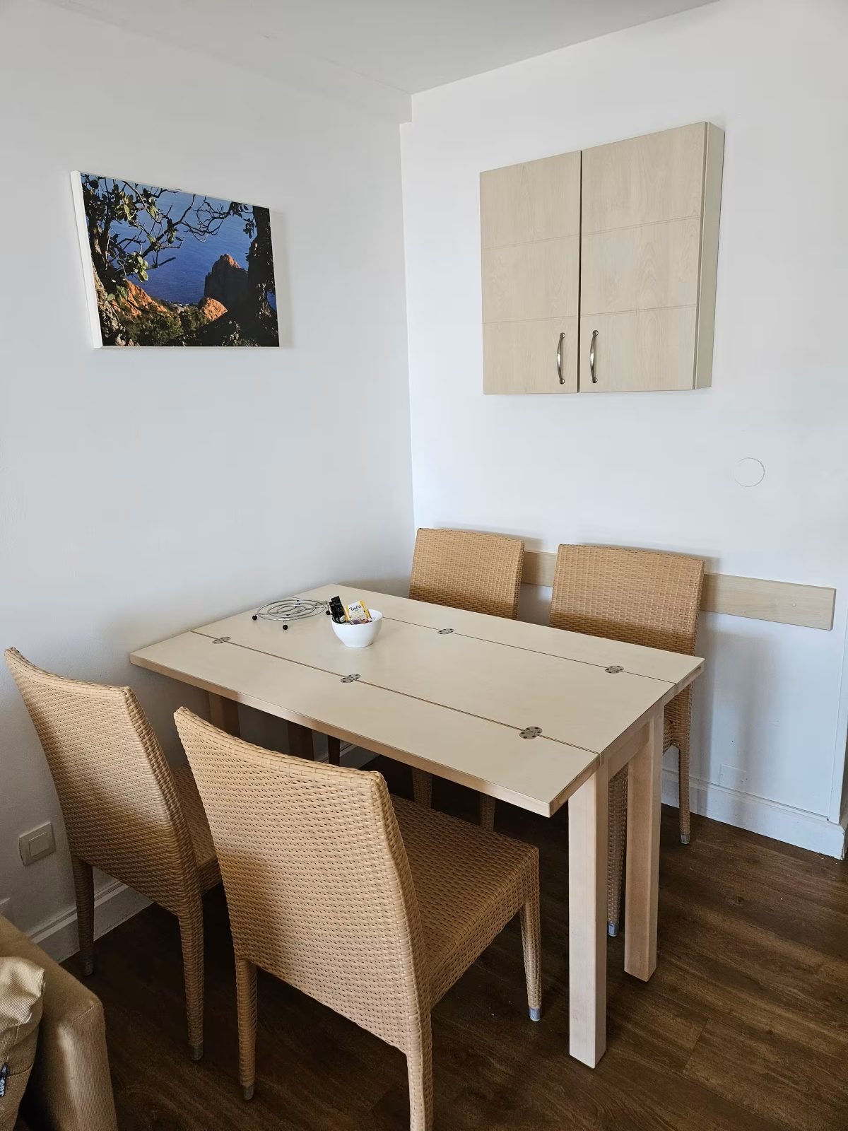 La table à manger et ses quatre chaises, dans le T2 d'Agay