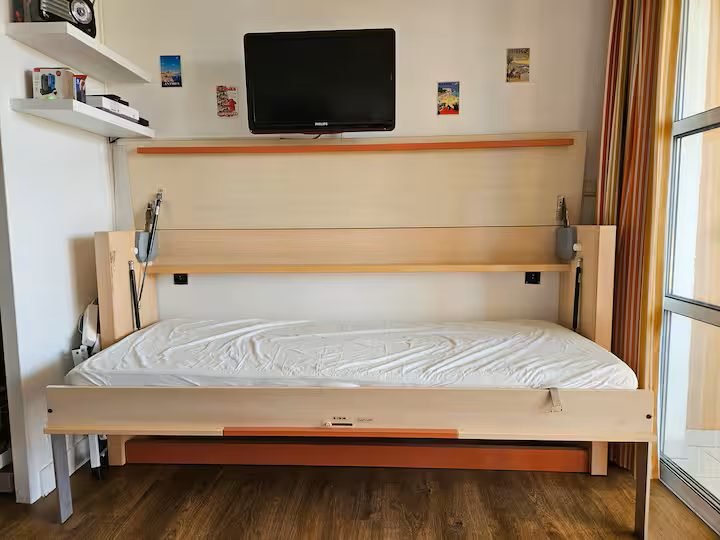 Le lit escamotable du salon du T2 d'Agay, deuxième couchage double