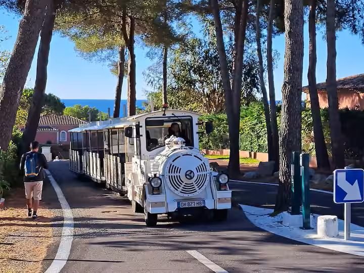 Le petit train du domaine de Cap Estérel, qui descend vers la plage