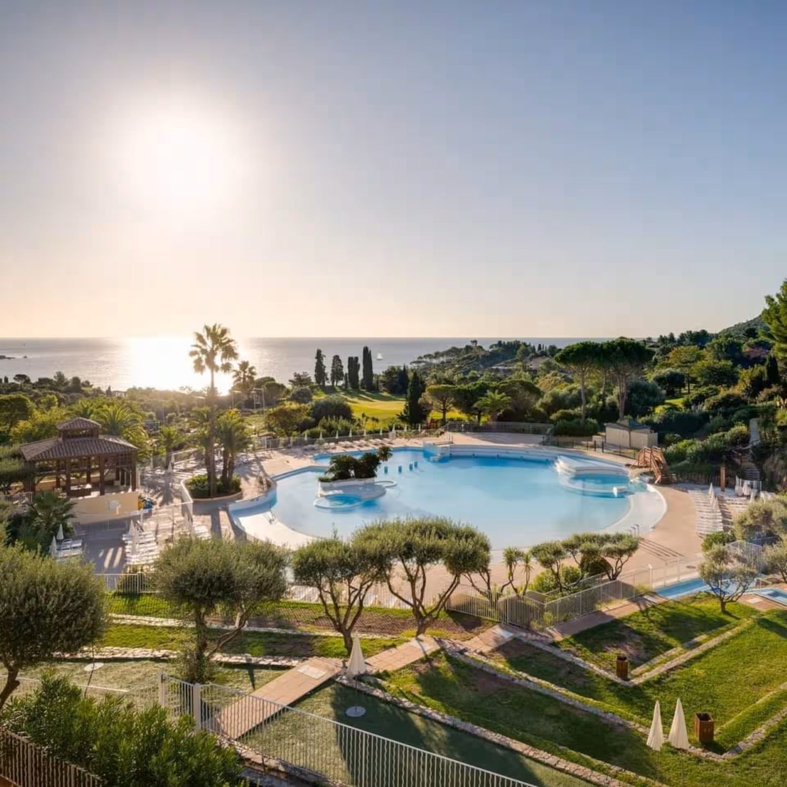 La piscine à débordement chauffée du domaine de Cap Estérel, face à la mer