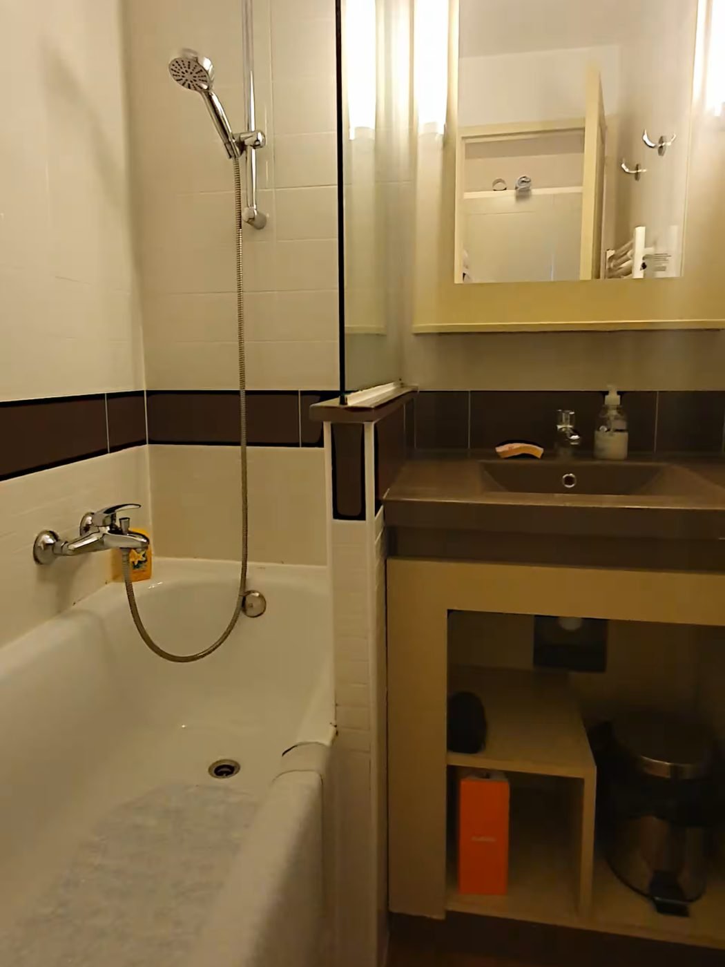 La salle de bain du T2 d'Agay, sa baignoire et son plan vasque