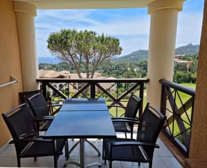 La grande table de la terrasse du T2 d'Agay, à l'ombre des pins parasols