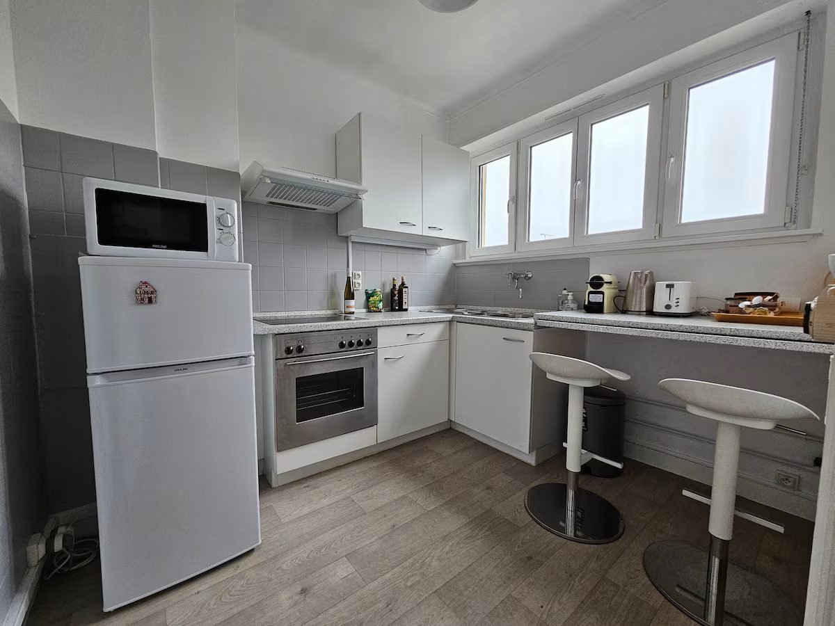 La cuisine séparée de l'appartement de Colmar, équipée et éclairée en second jour