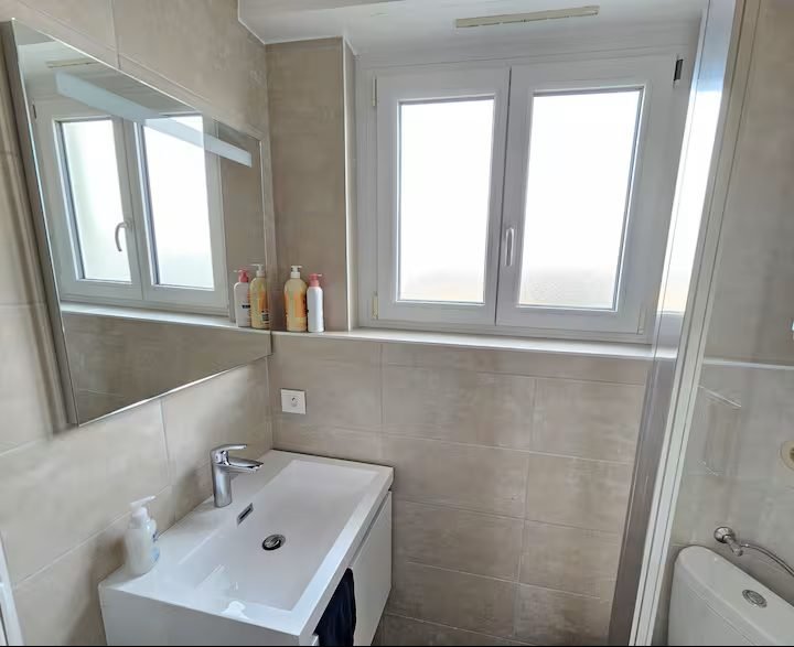 La salle de bain de Colmar, rénovée en 2023, et sa grande fenêtre