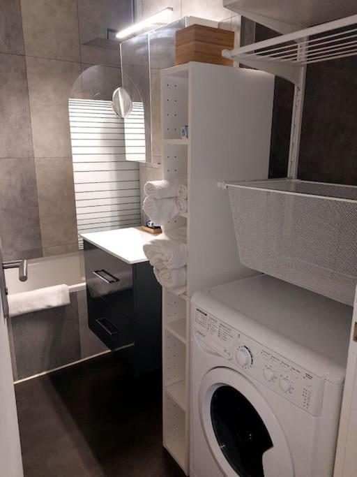 Le lave-linge gratuit et l'espace buanderie de l'appartement d'Évian