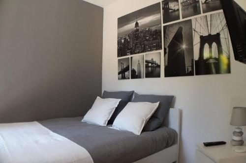 La chambre de l'appartement d'Évian et son lit double