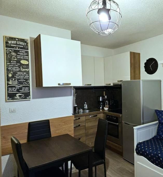 Le coin repas et la cuisine équipée de l'appartement d'Évian