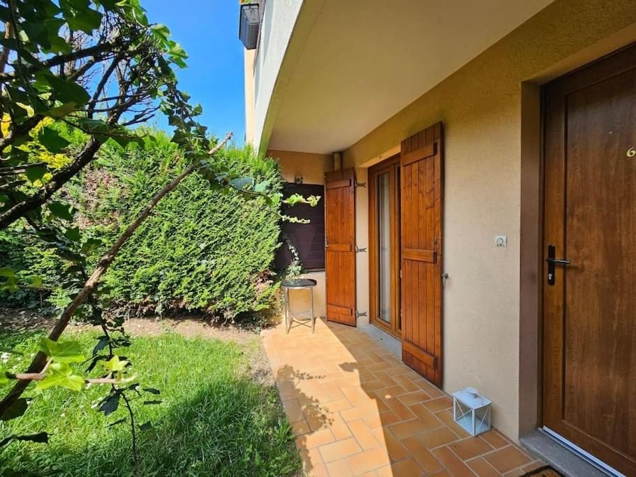 L'entrée de l'appartement d'Évian, côté jardin