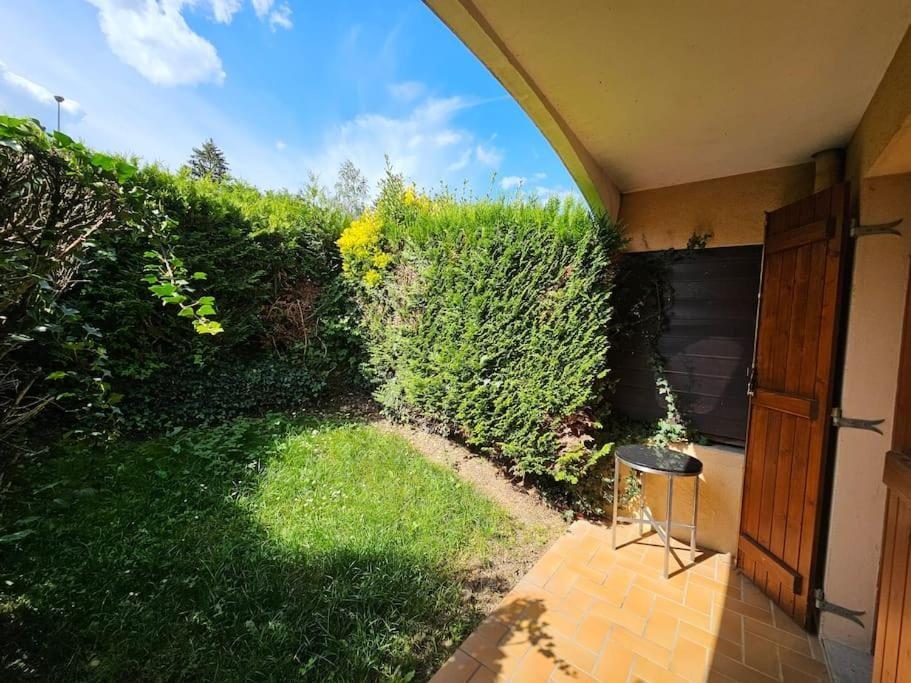 La terrasse au vert, à l'arrière de l'appartement d'Évian