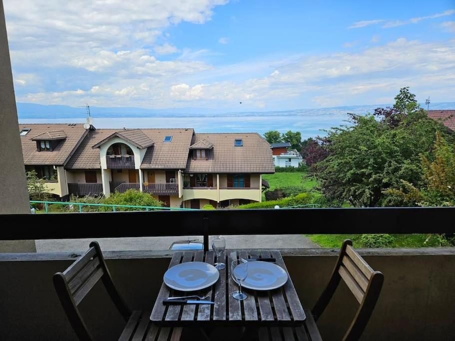 La table dressée sur le balcon de l'appartement d'Évian, face au lac Léman