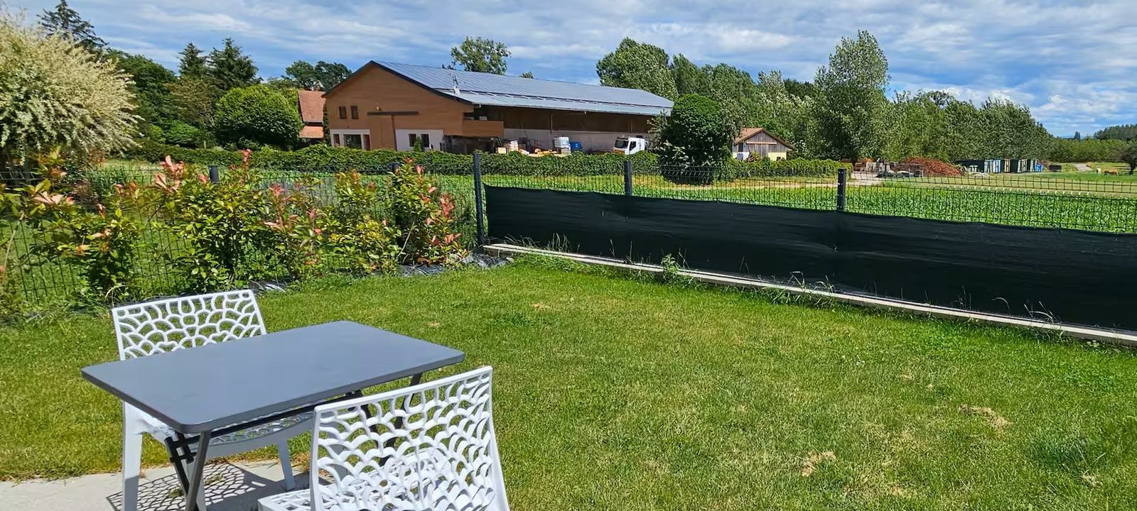 Le jardin privatif du studio, sa table de plein air et la campagne alsacienne alentour