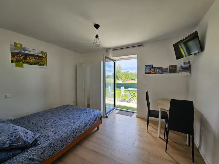 Le lit double du studio d'Osthouse, son armoire et son coin repas