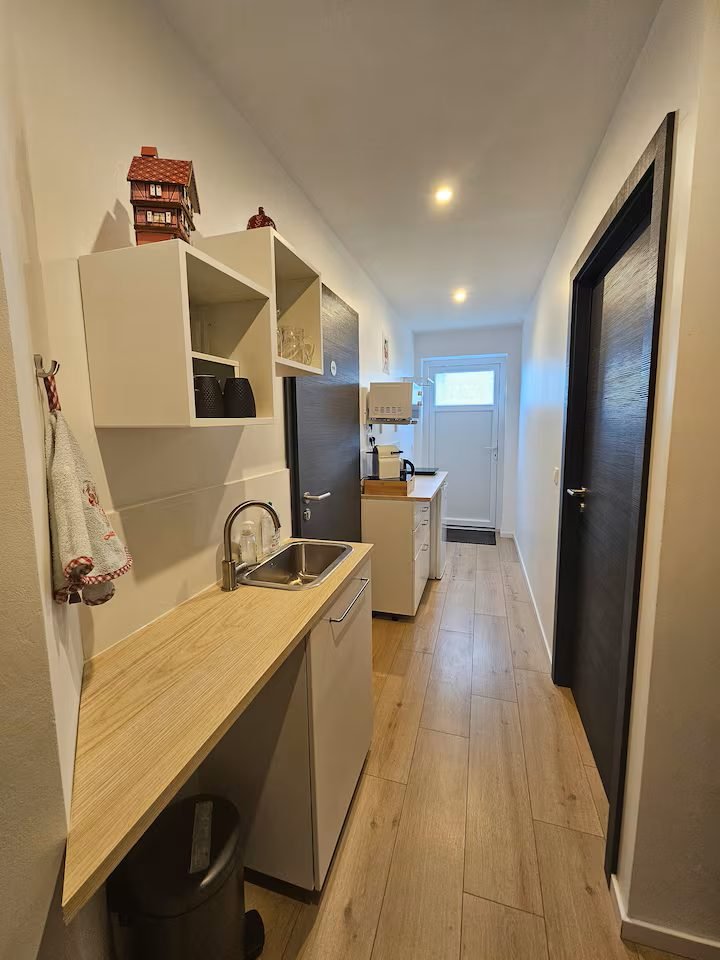 L'évier, le réfrigérateur et les rangements de la kitchenette d'Osthouse
