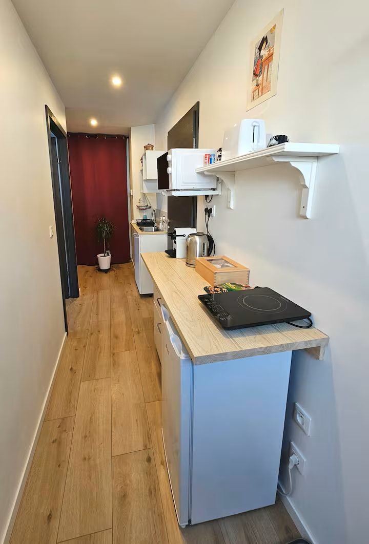 La kitchenette du studio d'Osthouse, ses plaques électriques et son micro-ondes